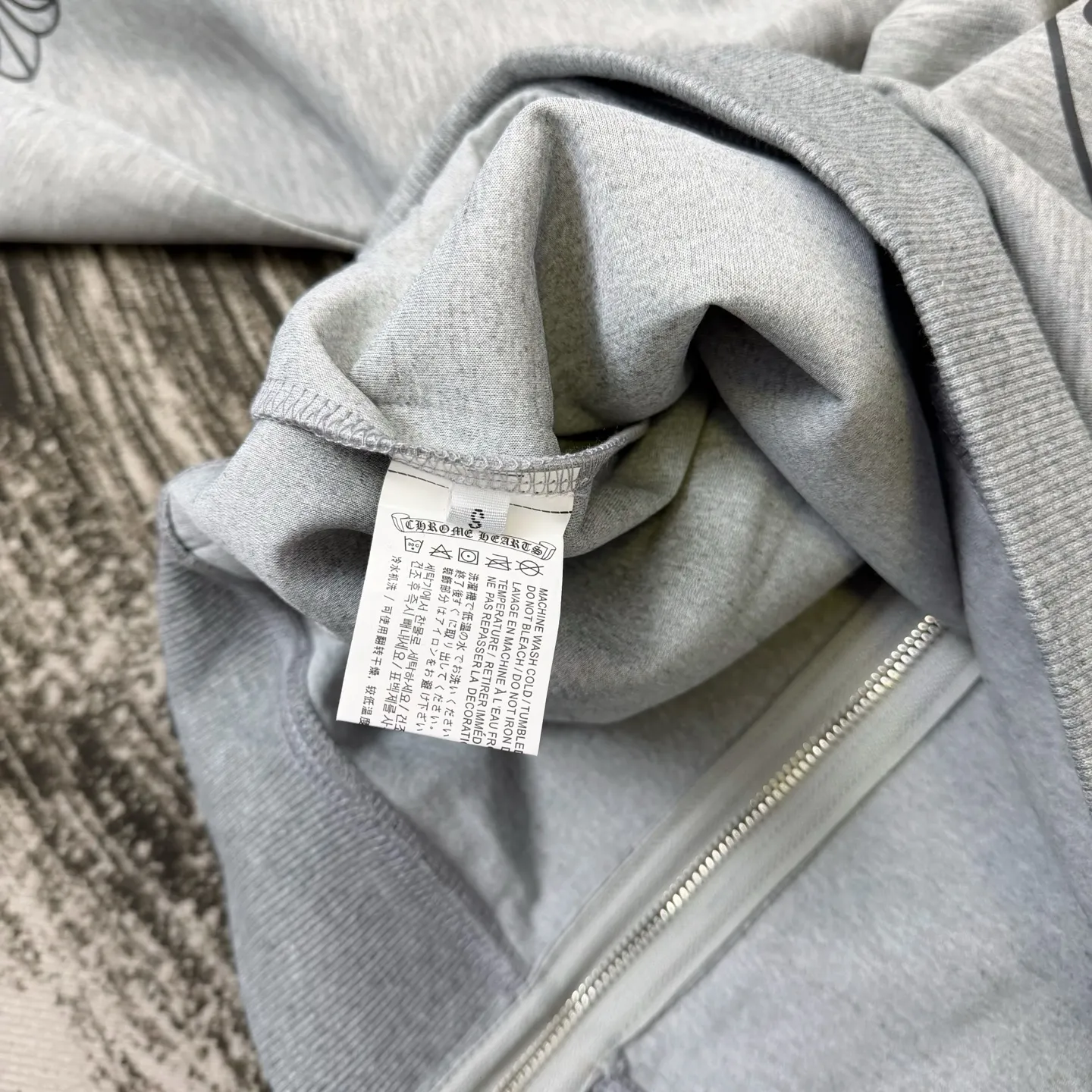 P320 ChromeHearts Miami limited edition horseshoe hooded sweatshirt, the same style as ChromeHearts counters. Made of custom air cotton fabric. Original customization. Details are restored in place. Very textured on the handle. Three-dimensional and atmospheric. Versatile and easy to wear in autumn. Simple and elegant. Adopting os version. The upper body effect is great. Suitable for all body types. Soft and comfortable. CH letter offset printing on the front ➕ Horseshoe Sanskrit offset printing on the back. Small markings on the hem. Machine washable. Does not fade or deform. Complete accessories. Original mold opening. Perfectly restored zp 2:1, same style for men and women, versatile and not picky, size s m l xl color gray